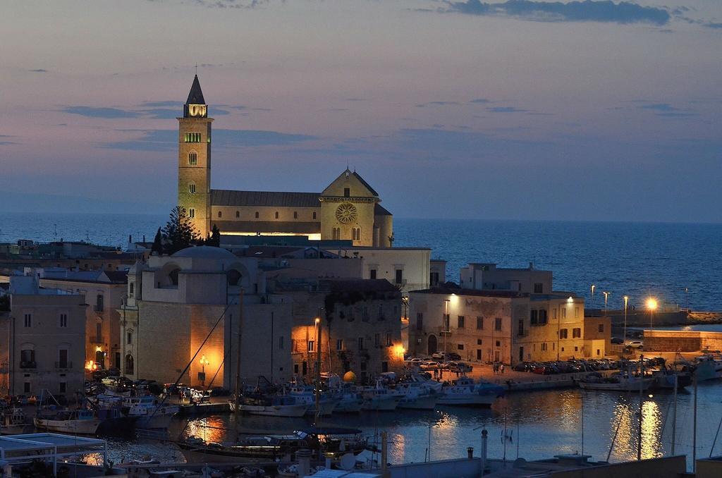 La Banchina Holiday Rooms Trani Exterior photo